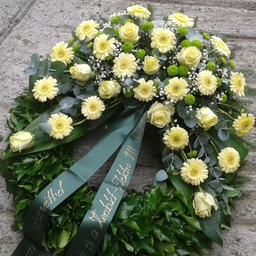Élővirágos görög koszorú – krém és zöld árnyalatokban (60 cm)