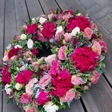 Élővirágos görög koszorú – színes virágokkal (50 cm)