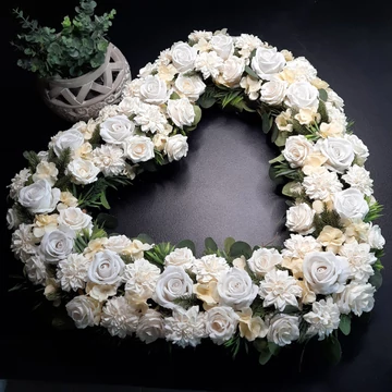 80 cm-es selyemvirágos szív formájú koszorú fehér árnyalatokban – Bloomberry