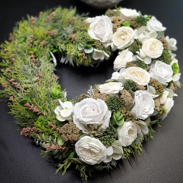 40 cm-es selyemvirágos szív formájú koszorú fehér és zöld árnyalatokban – Bloomberry