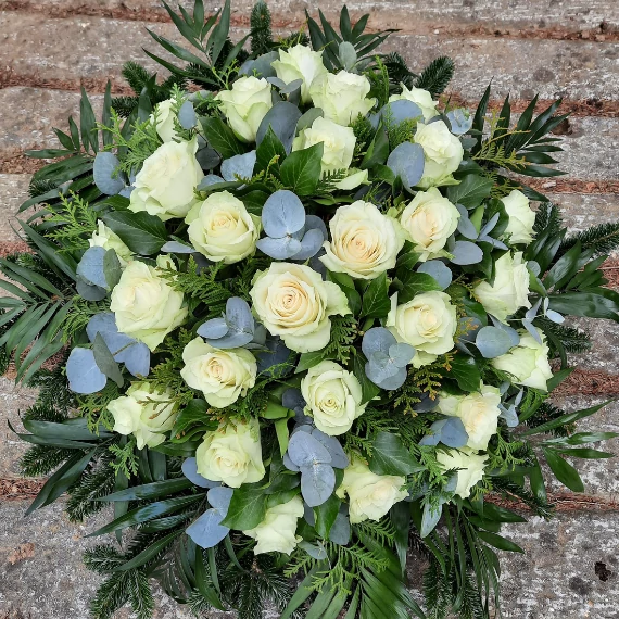 60 cm-es élővirágos domb koszorú fehér virágokkal – Bloomberry