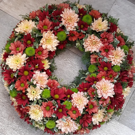 50 cm-es élővirágos görög koszorú bordó és barack árnyalatokban – Bloomberry