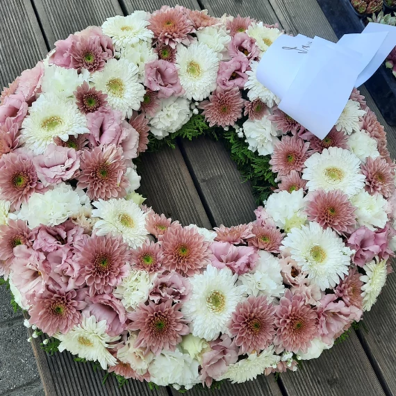 60 cm-es élővirágos görög koszorú fehér és rózsaszín árnyalatokban – Bloomberry