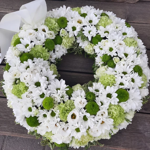 60 cm-es élővirágos görög koszorú fehér és zöld árnyalatokban – Bloomberry
