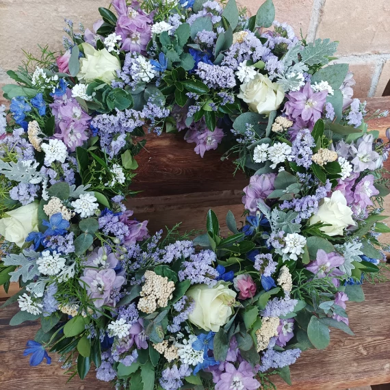 60 cm-es élővirágos görög koszorú kék és lila árnyalatokban – Bloomberry