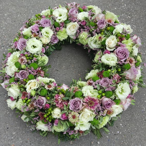 60 cm-es élővirágos görög koszorú lila, fehér és zöld virágokkal – Bloomberry