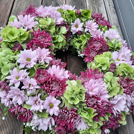 50 cm-es élővirágos görög koszorú mályva, rózsaszín és zöld árnyalatokban – Bloomberry