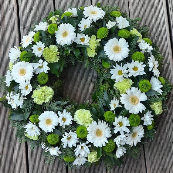 40 cm-es élővirágos görög koszorú zöld és fehér árnyalatokban – Bloomberry