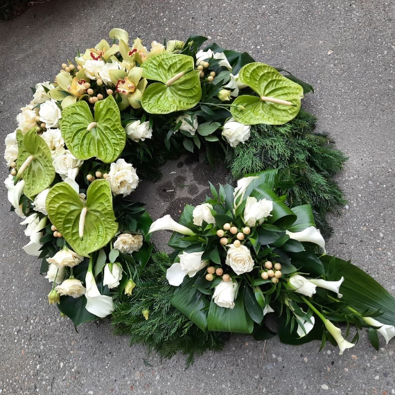 90 cm-es élővirágos görög koszorú zöld flamingó és fehér virágokkal – Bloomberry