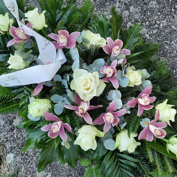 70 cm-es élővirágos csónak koszorú fehér és mályva virágokkal – Bloomberry