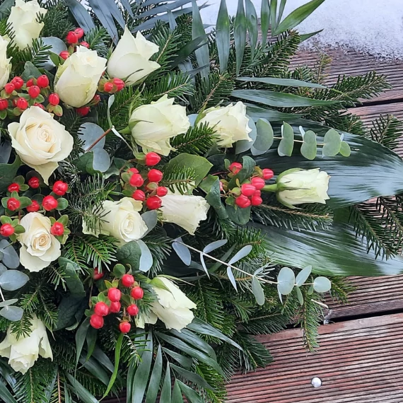 80 cm-es élővirágos nyújtott csónak koszorú fehér és piros virágokkal – Bloomberry