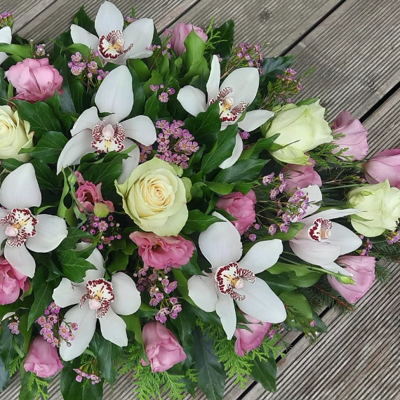 80 cm-es élővirágos csónak koszorú fehér és rózsaszín virágokkal – Bloomberry