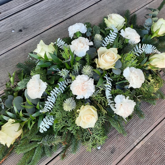 60 cm-es fehér virágos sírcsokor / részvétcsokor friss, elegáns virágokból – Bloomberry