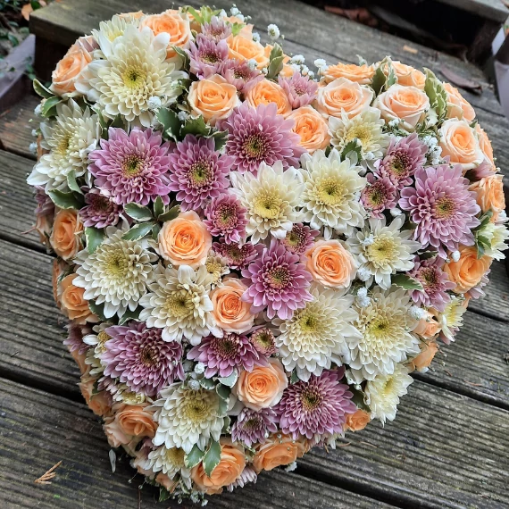 38 cm-es élővirágos szív alakú álló koszorú színes virágokkal – Bloomberry