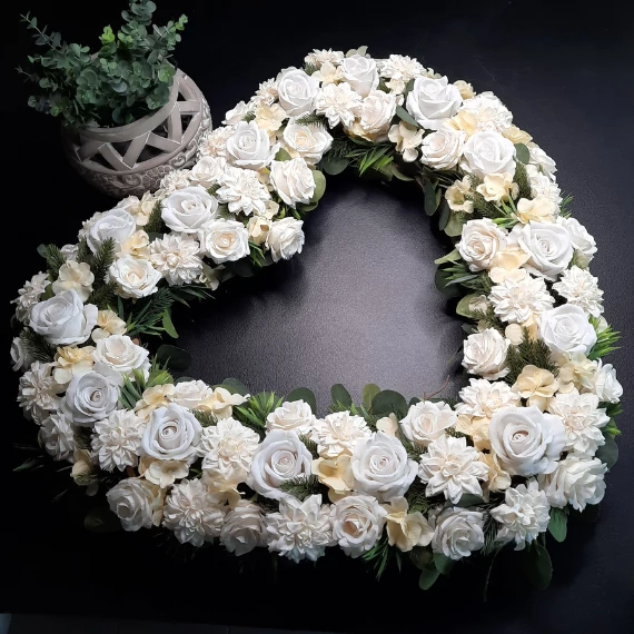 80 cm-es selyemvirágos szív formájú koszorú fehér árnyalatokban – Bloomberry
