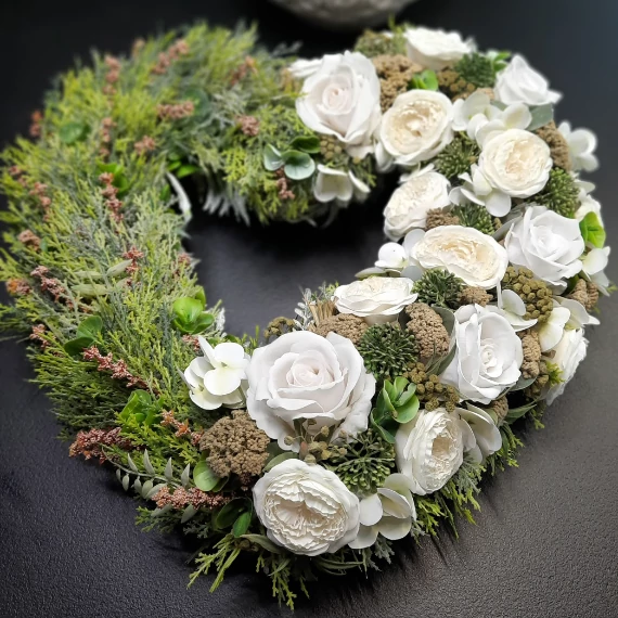40 cm-es selyemvirágos szív formájú koszorú fehér és zöld árnyalatokban – Bloomberry