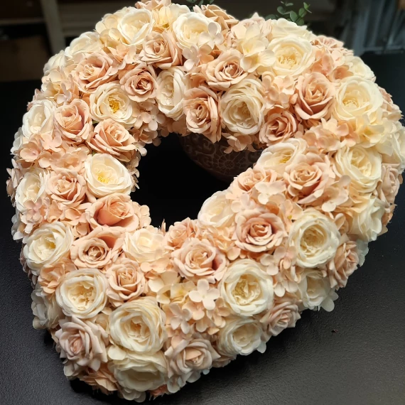 50 cm-es tömör selyemvirágos szív formájú koszorú barack és krém árnyalatokban – Bloomberry